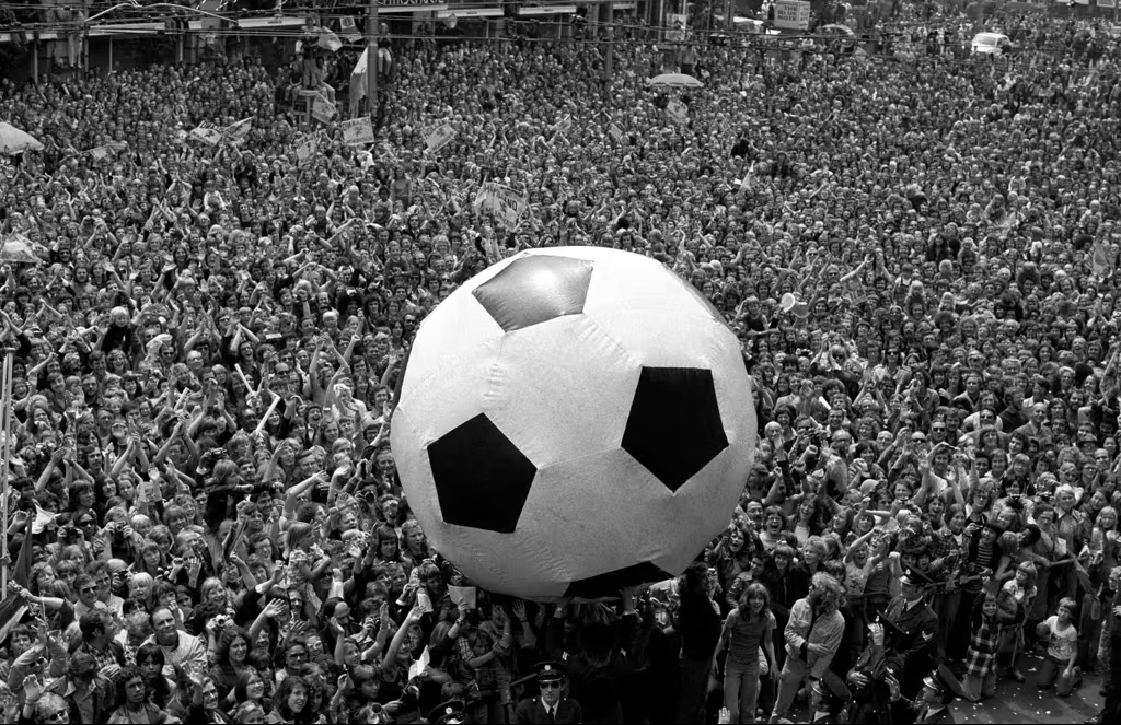 Người dân Hà Lan mừng chiến thắng của đội tuyển tại World Cup 1974
