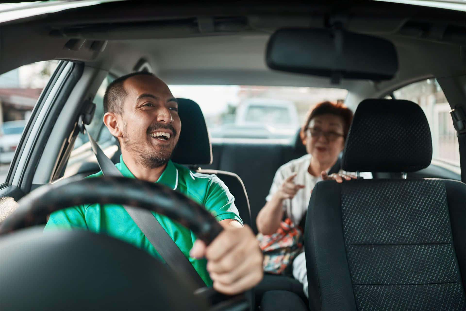 Tài xế Grab trên đường phố
